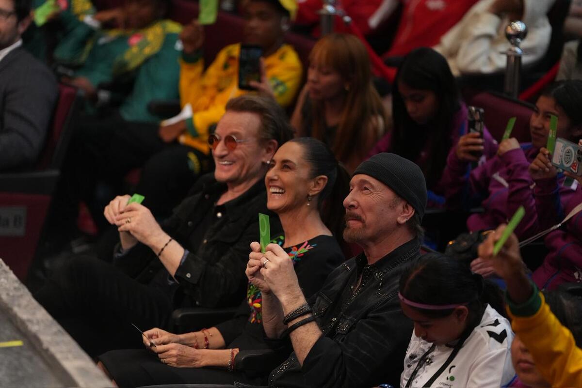 La Presidenta se reunió con la banda para celebrar la Asamblea General de “Street Child World Cup”. | Foto: Presidencia