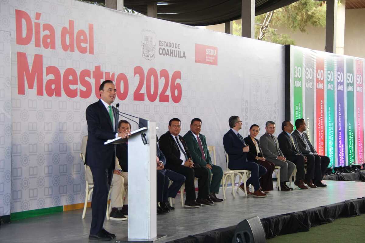 Autoridades estatales y sindicales encabezaron la entrega de preseas a maestros y maestras con 30,  40, 50 años de trayectoria. | Roberto Amaya