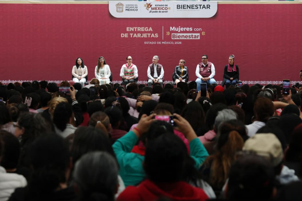 Azucena Cisneros asiste a la entrega de tarjetas en "Las Américas".
