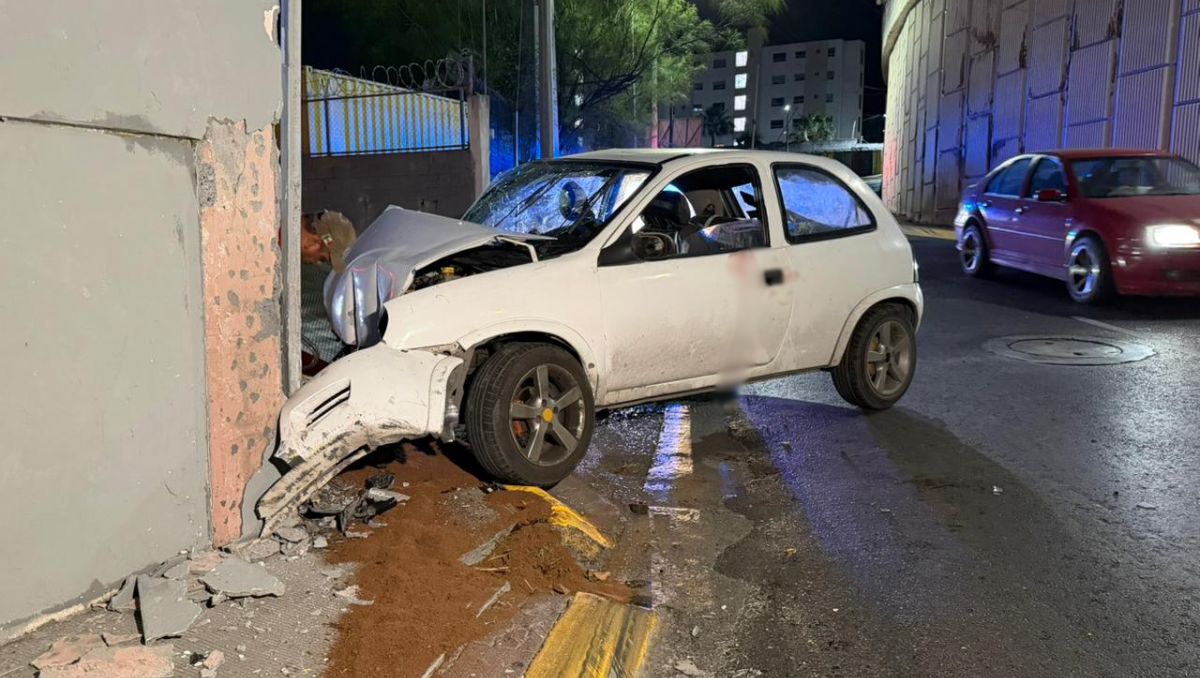 El conductor del vehículo, de 53 años, se encuentra grave debido a una severa herida facial. Fernanda Pérez