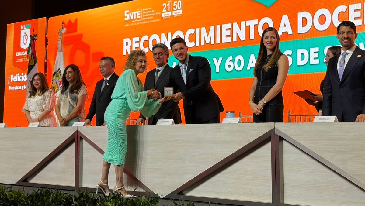 En el evento estuvo presente Samuel García y su esposa Mariana Rodríguez, así como Juan Parua, secretario de Educación. Susana Paredes