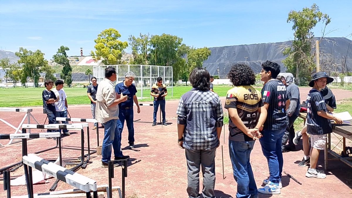 Integrantes del equipo de robótica Apollo Black Cat quienes participaron en anteriores  pruebas. (Cortesía)