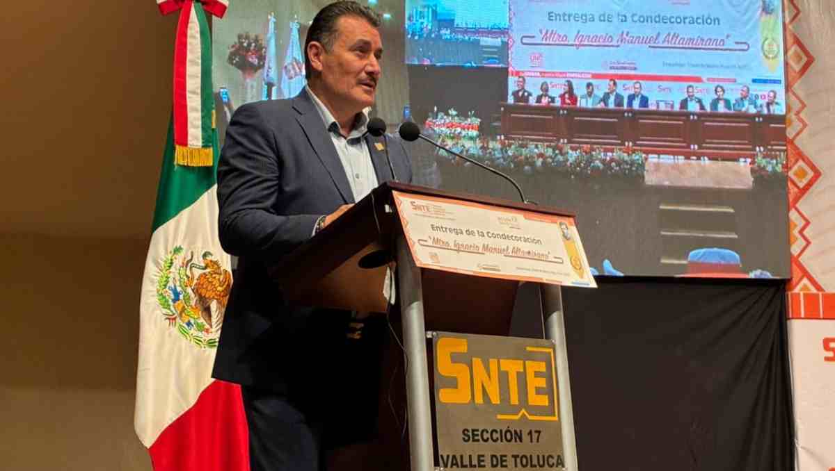 José Alfredo Geraldo Benoit, realizó la entrega de la condecoración maestro Ignacio Manuel Altamirano. Foto: Especial