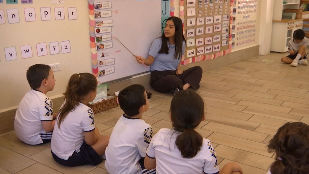 Con música tranquila y ejercicios, inicia la jornada escolar de kínder diariamente la maestra Nahomi Garza. Susana Paredes