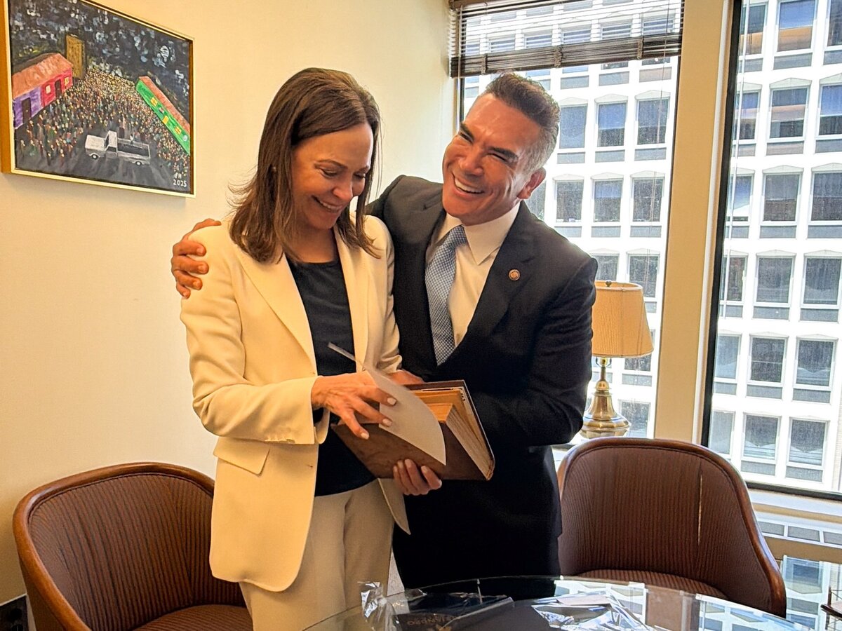 El priista Alejandro Moreno con la Premio Nobel de la Paz, María Corina Machado. | Foto: @alitomorenoc vá X
