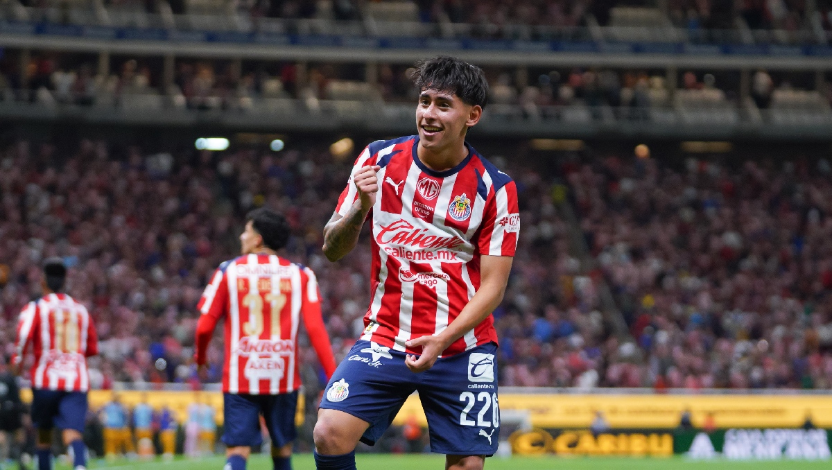 Santiago Sandoval, el héroe inesperado de Chivas que soñaba con ser portero y boxeador (Imago7)