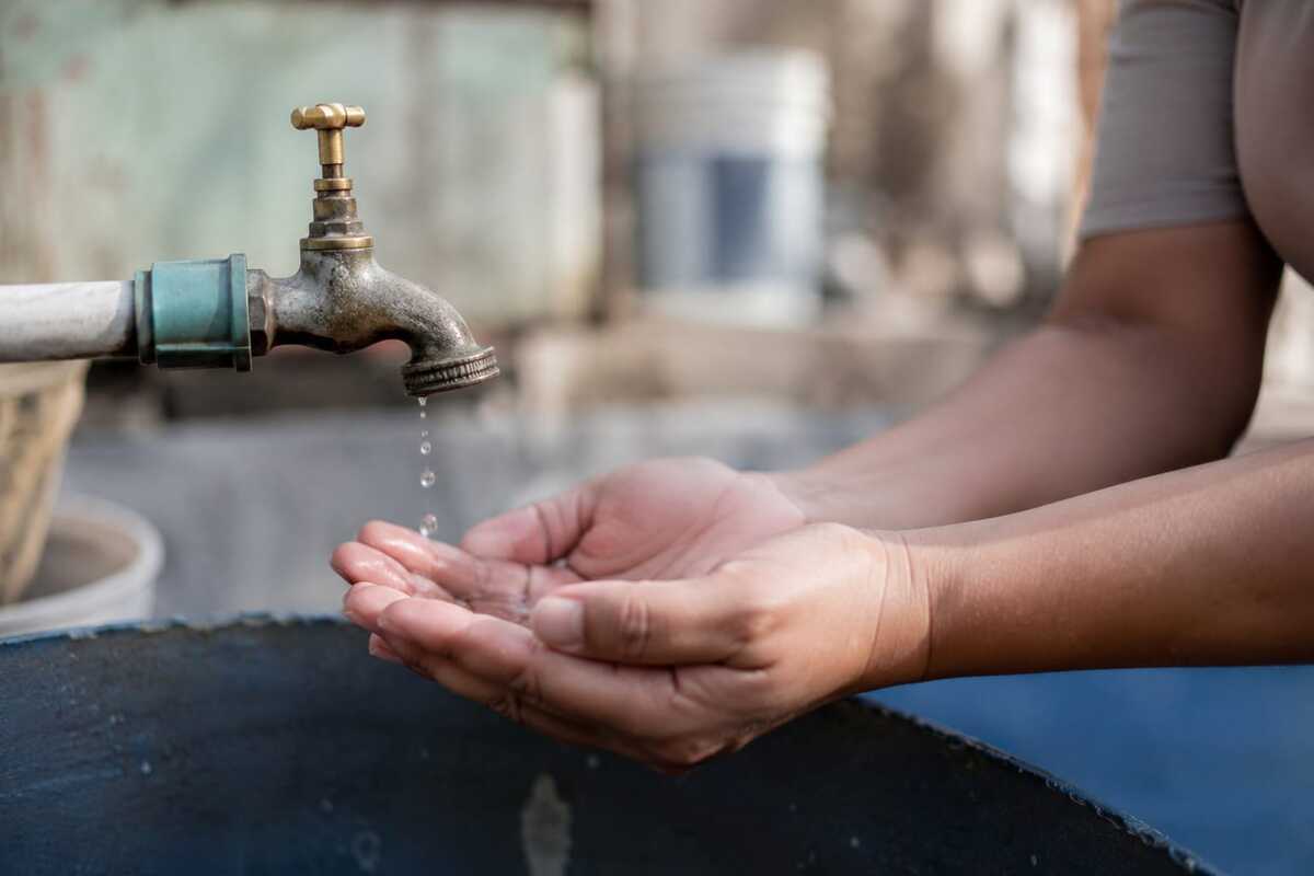 Vandalizan bomba de agua y estas colonias de Torreón se verán afectadas en el suministro. (Imagen generada con IA)