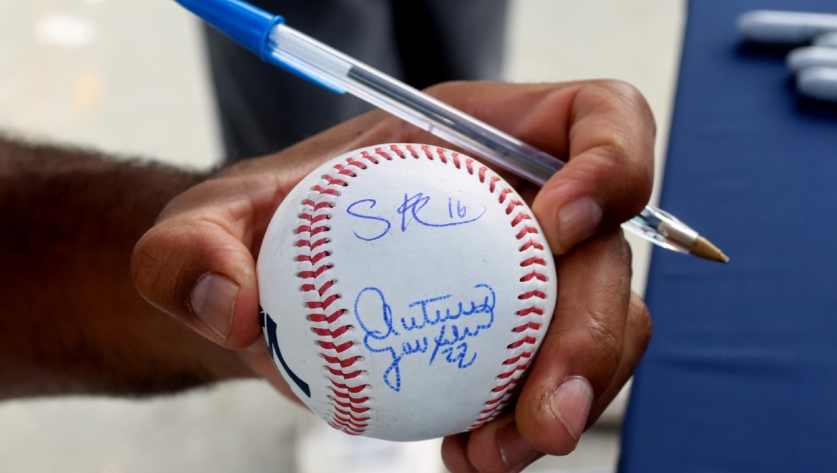 Aficionado de Sultanes recibe autógrafo de Stephen Tarpley sobre una pelota histórica (Roberto Alanís)