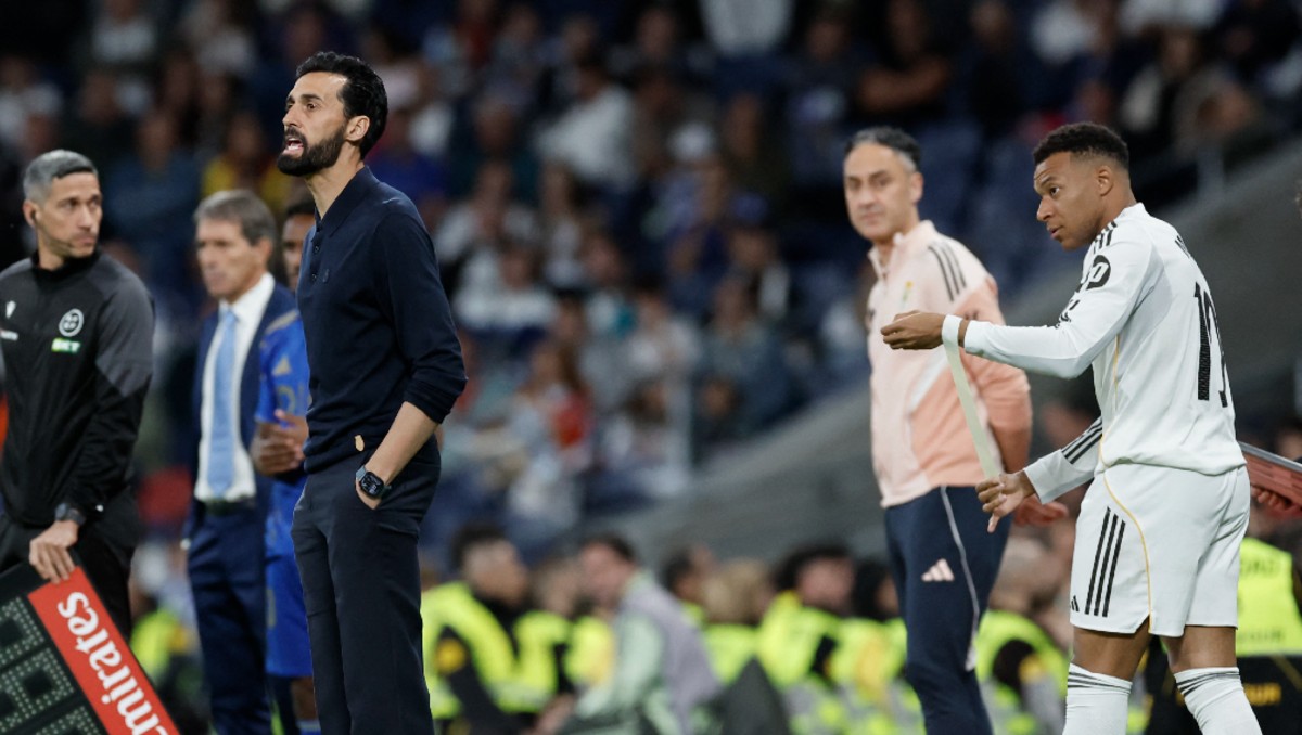 Álvaro Arbeloa y Kylian Mbappé (AFP)