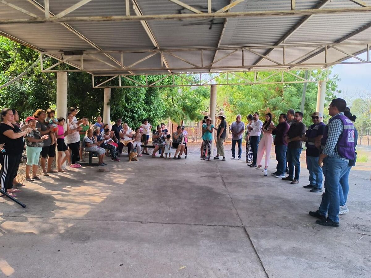 Las autoridades gubernamentales recibieron a las familias en su retorno. | Foto: Especial