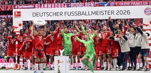 El Bayern Múnich por fin recibió el trofeo de la Bundesliga, tras cuatro fechas de espera y festejó con sus aficionados el título de liga.