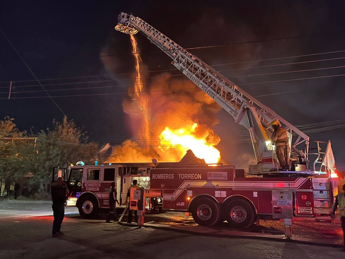 Bomberos de San Pedro apoyan en incendio de empresa en Torreón. | Milenio Policía.