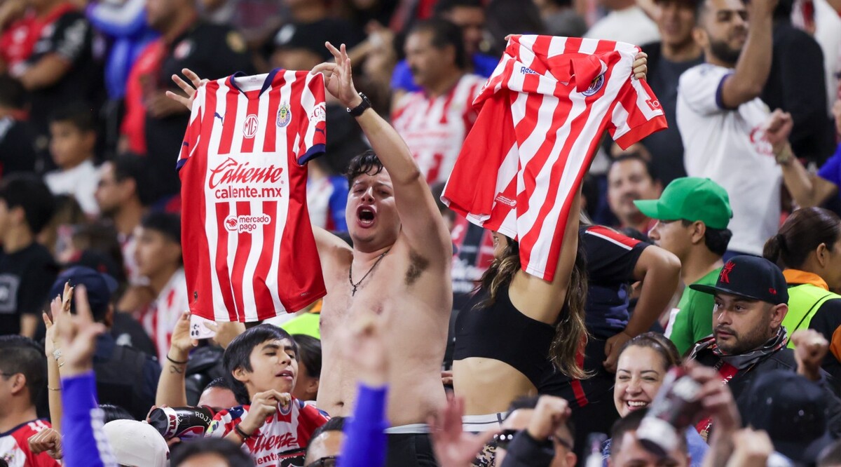 Aficionados de Chivas fueron retirados del Estadio Jalisco por lanzar objetos contra el camión de Cruz Azul, previo a la Semifinal de la Liga MX