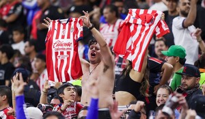 Aficionados de Chivas fueron retirados del Estadio Jalisco por lanzar objetos contra el camión de Cruz Azul, previo a la Semifinal de la Liga MX