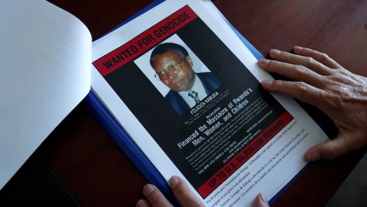Cartel de búsqueda que muestra una fotografía de Felicien Kabuga durante una entrevista con Reuters. | FOTO: Reuters