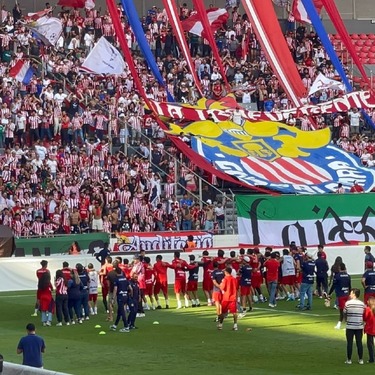 Chivas volvió a convocar a sus aficionados para un entrenamiento a puerta abierta antes de la Semifinal contra Cruz Azul.