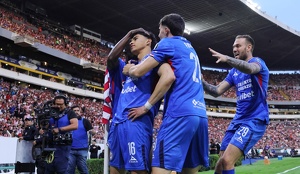 Cruz Azul festeja el primer gol en el Estadio Jalisco