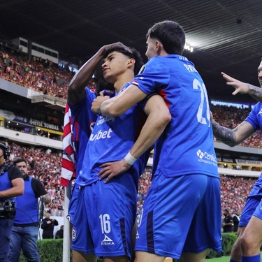 Cruz Azul festeja el primer gol en el Estadio Jalisco