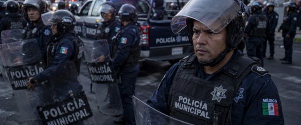 Según se explicó, en diagnósticos y planes nacionales de seguridad rara vez se contempla el fortalecimiento real de policías municipales. HECHA POR IA