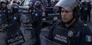 Según se explicó, en diagnósticos y planes nacionales de seguridad rara vez se contempla el fortalecimiento real de policías municipales. HECHA POR IA
