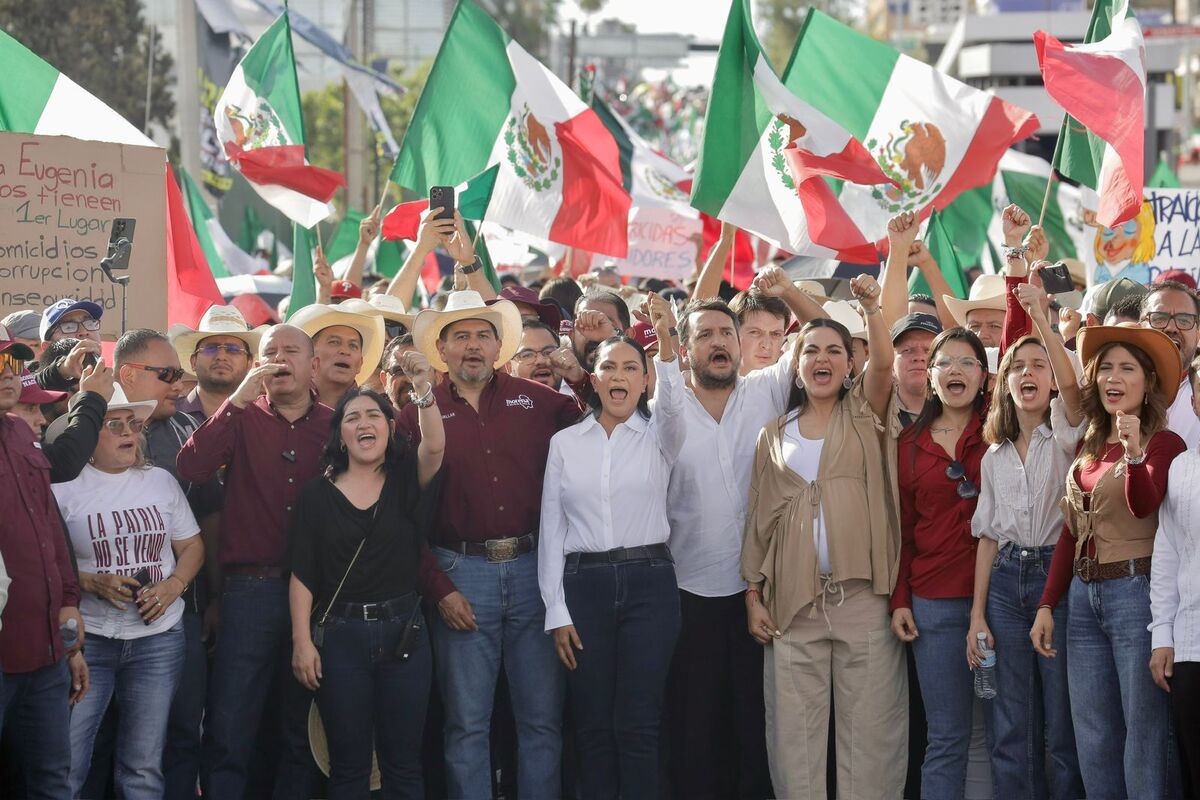 La dirigencia de Morena encabezó la marcha, junto a la legisladora con licencia, Andrea Chávez. | Foto: Ariel Ojeda