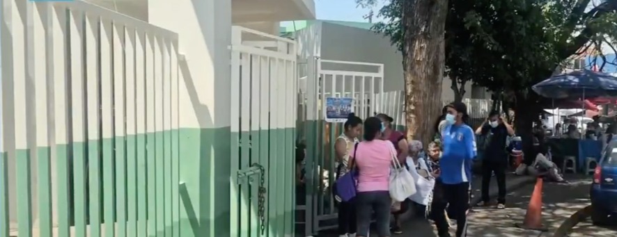 Familiares de pacientes internados tienen que acampar afuera del lugar por días y hasta meses. | Foto: Especial