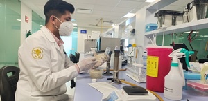 Estos laboratorios huelen a limpiador para pisos y guantes de látex.
