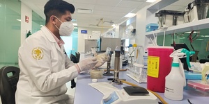 Estos laboratorios huelen a limpiador para pisos y guantes de látex.