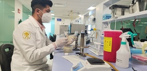 Estos laboratorios huelen a limpiador para pisos y guantes de látex.