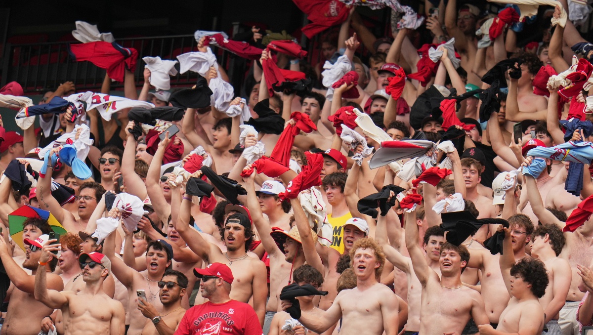 Mánager de Saint Louis Cardinals compra entradas para los aficionados que alientan sin camisa (Agencia AP)