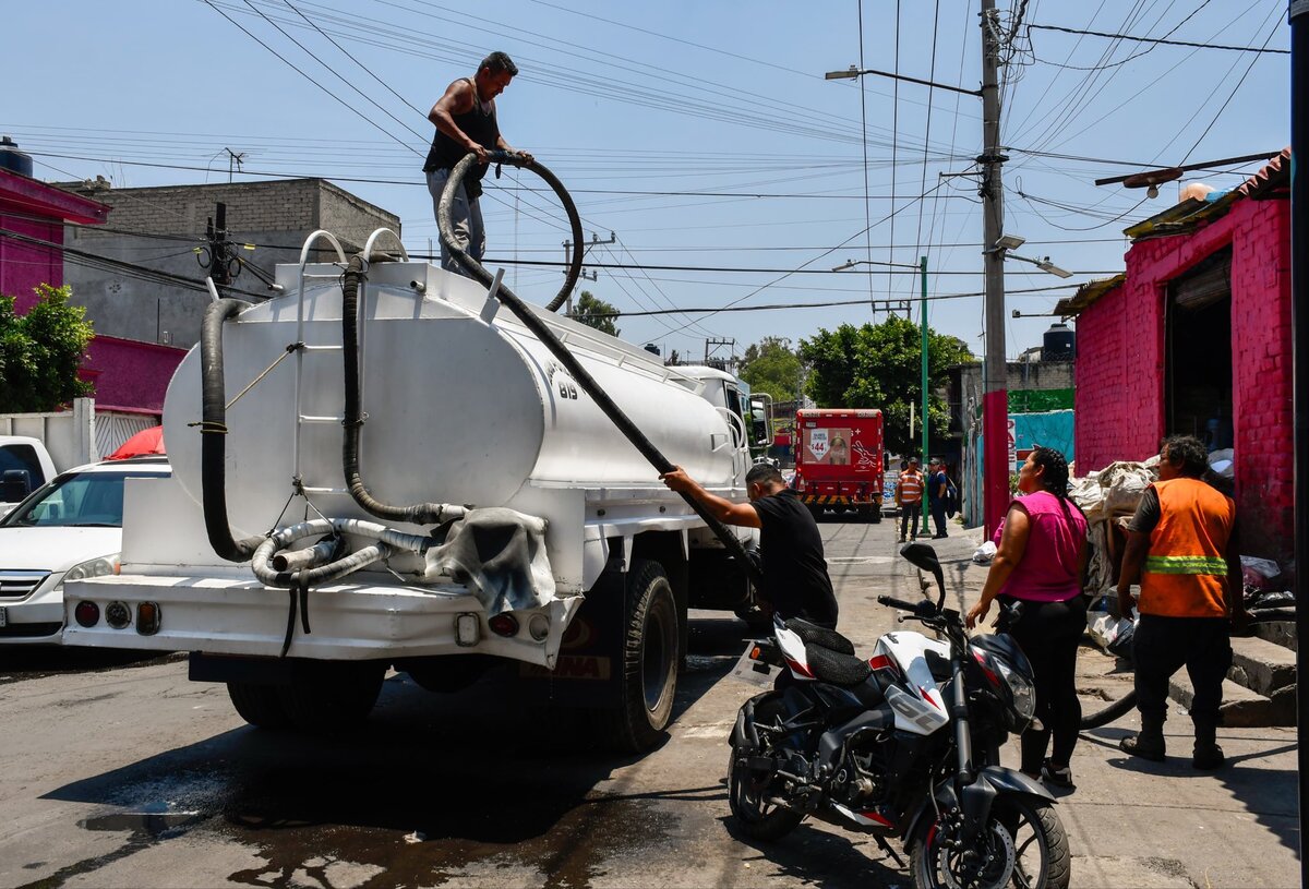 Pipa abasteciendo de agua potable en la capital | Foto: Alcaldía Iztapalapa