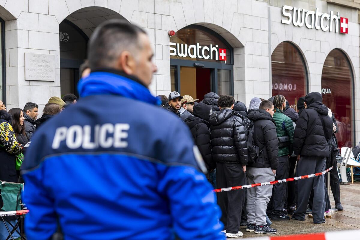 La policía suiza acordonó la zona donde vendían el reloj de Swatch x AP.  | Foto: EFE / EPA / Salvatore Di Nolfi
