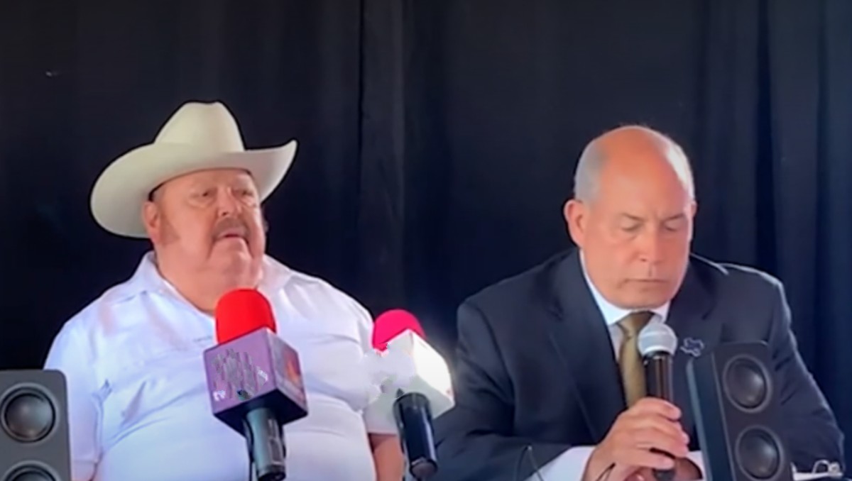 Ramón Ayala apareció afectado durante conferencia sobre la demanda contra Ramón Ayala Jr. por presunto acoso sexual.