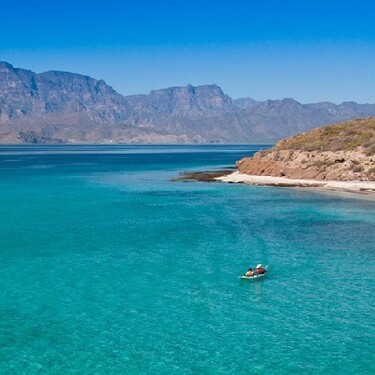 San Carlos, en el municipio de Guaymas, Sonora, destaca como un punto geográfico único en México donde el Desierto Sonorense converge directamente con el mar.