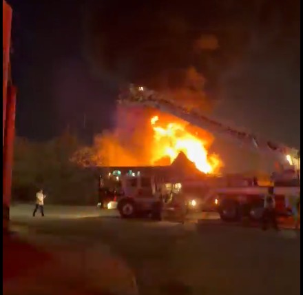 Torreón: voraz incendio y fuertes explosiones causan alarma. | Milenio Policía