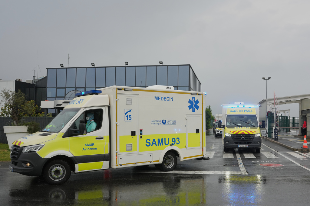 Traslado de pacientes evacuados del crucero MV Hondius con sospecha de hantavirus, en aeropuerto de Bourget, París. | Foto: AP/Thibault Camus