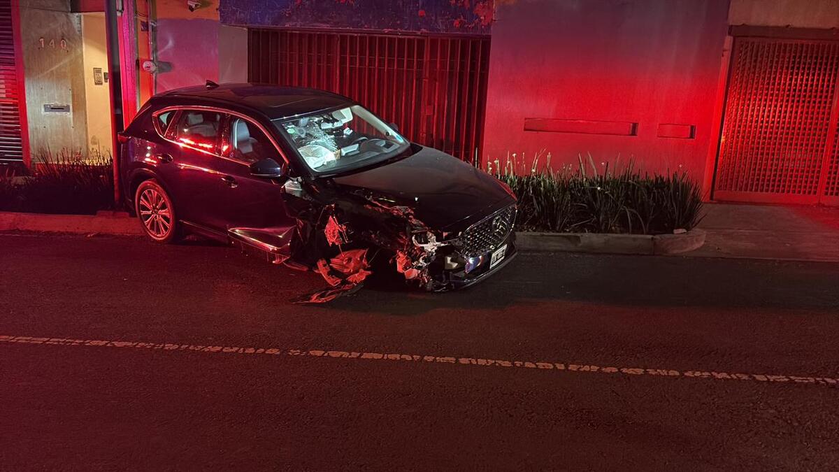 Vehículo abandonado tras choque en sobre Circuito Interior. | Foto: Enrique Luna