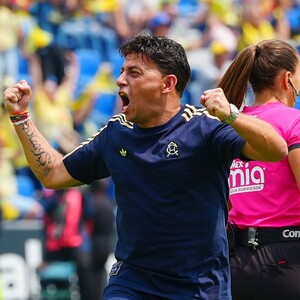 Ángel Villacampa celebra tercer capeonato de América en la Liga MX Femenil tras vencer a Rayadas.