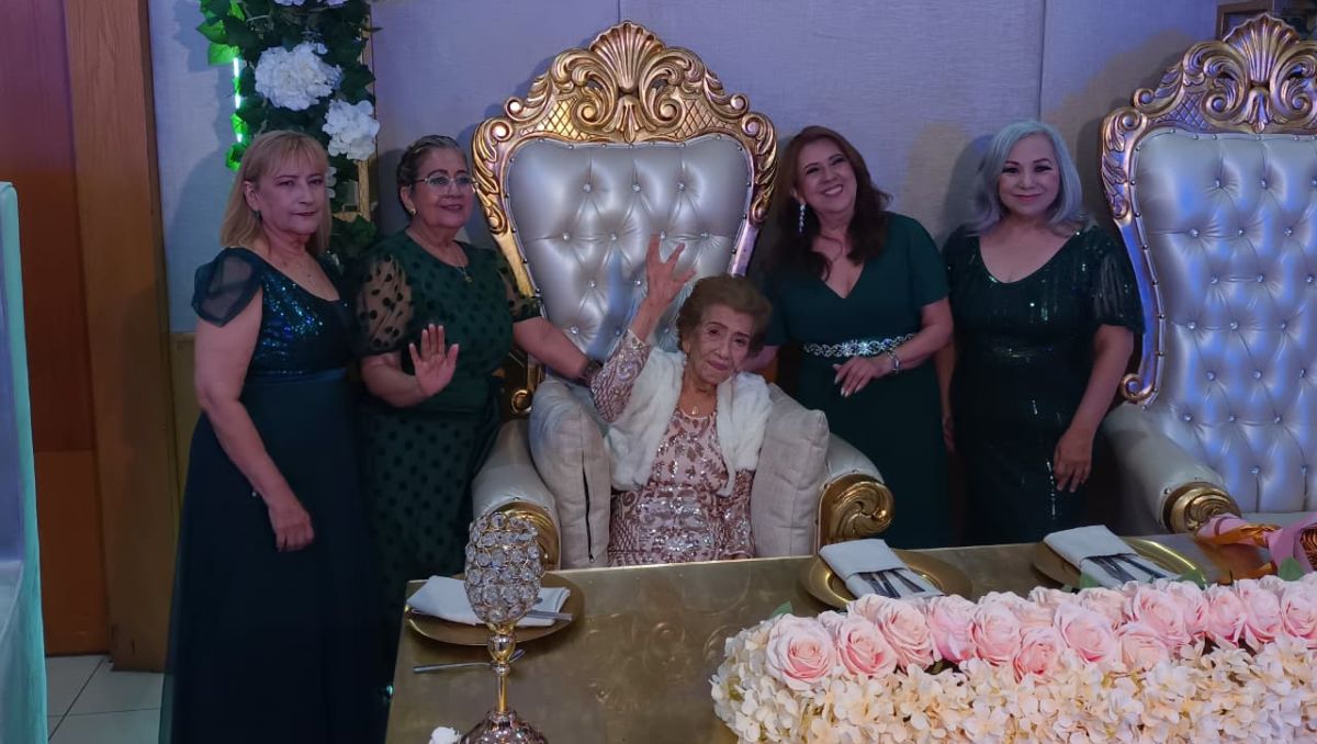 La celebración de los 100 años de Oralia Ochoa reunió a cuatro generaciones de su familia | Lolita Lastra