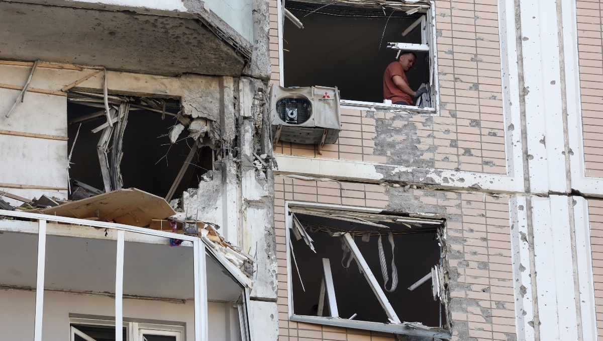Hombre inspecciona un edificio de apartamentos dañado tras un ataque con drones en las afueras de Moscú.  | EFE