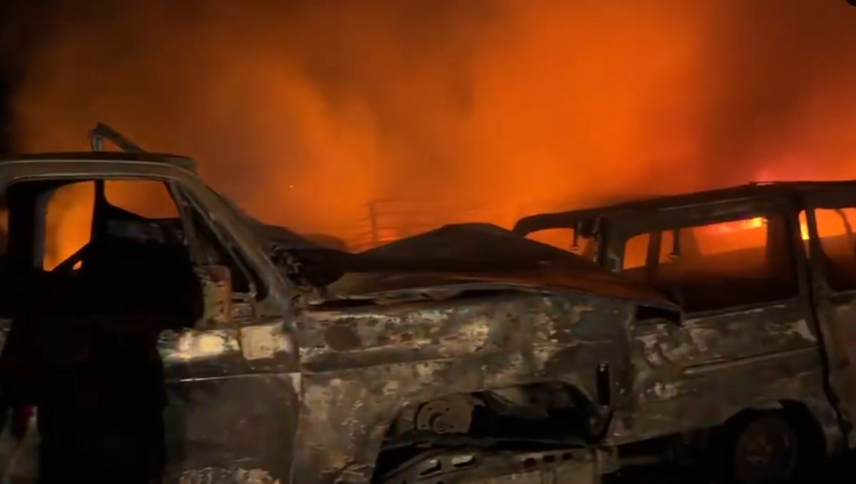 Incendio en Purísima del Rincón consume 15 vehículos en pensión