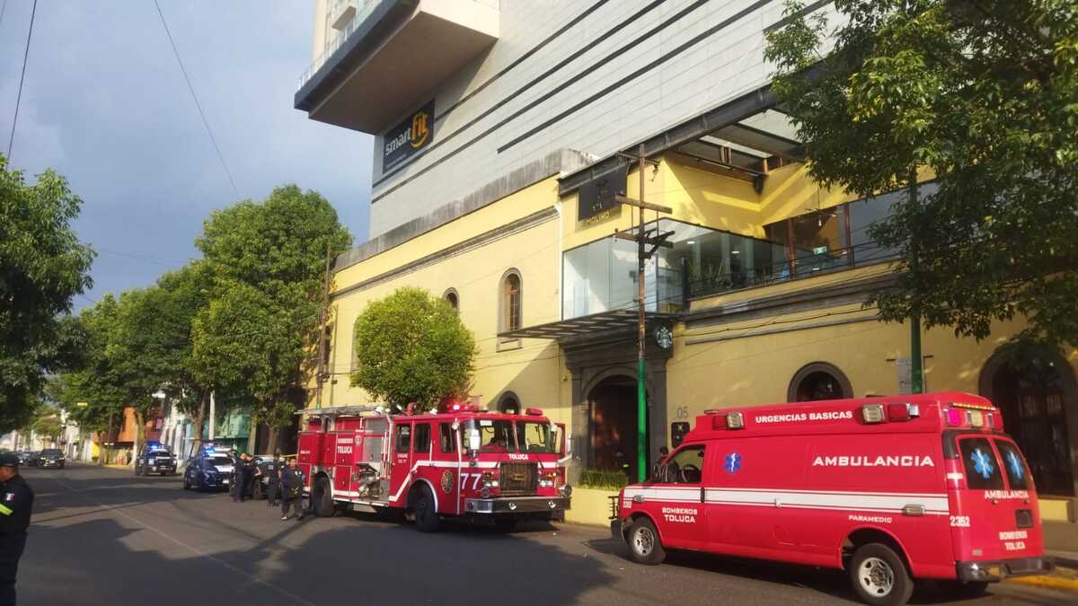 De acuerdo con los informes preliminares, una falla en el sistema eléctrico de la plaza habría ocasionado el fuego. | Foto: Abadiel Martínez