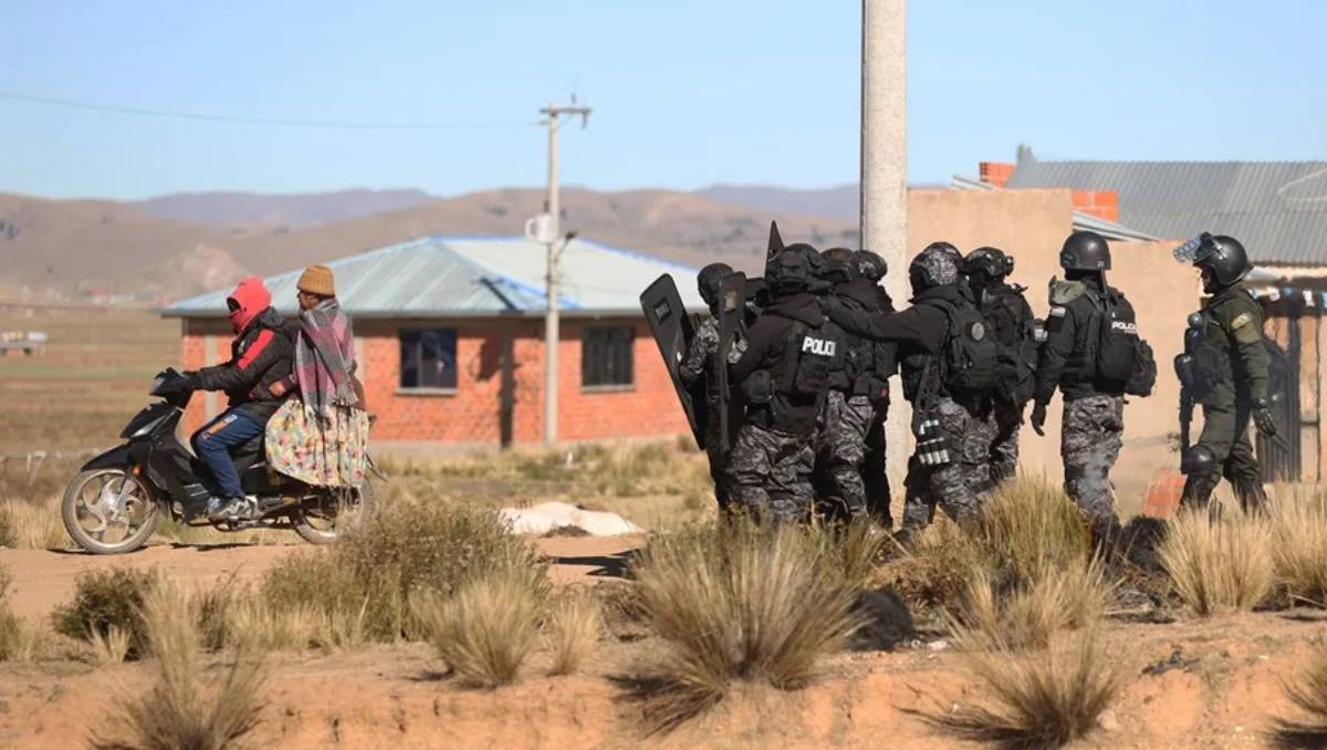 Integrantes de la Policía de Bolivia participan en un operativo para desbloquear una carretera. | Foto: EFE