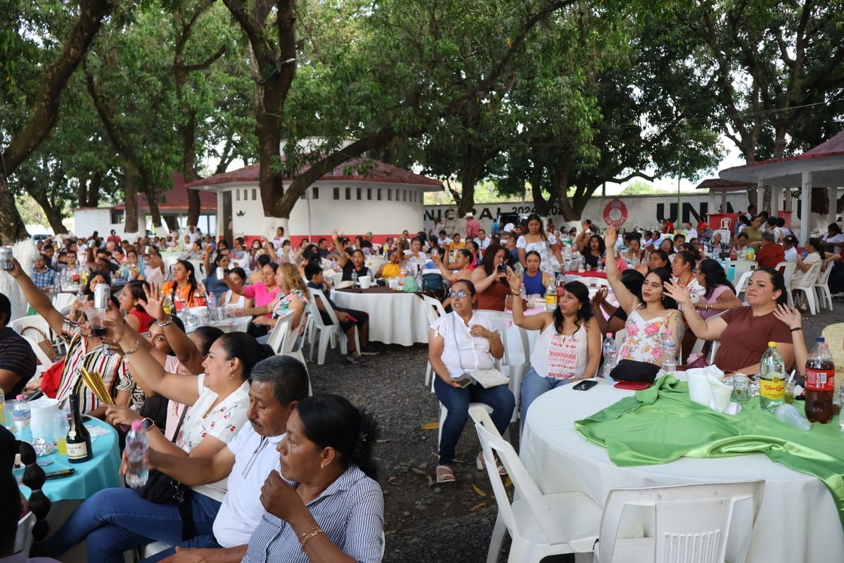 Maestros celebran con rifas y espectáculos en San Felipe Orizatlán. (Cortesía)