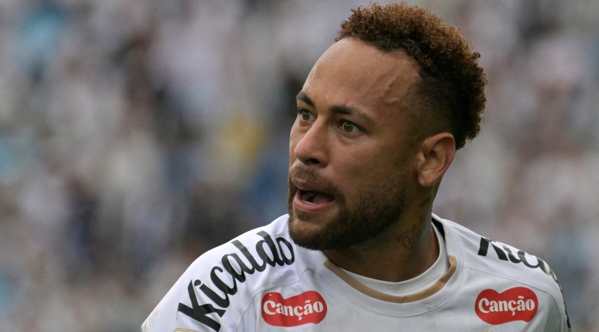Neymar protagoniza 'bochornoso' momento con el cuarto árbitro en la derrota del Santos de Brasil (AFP)