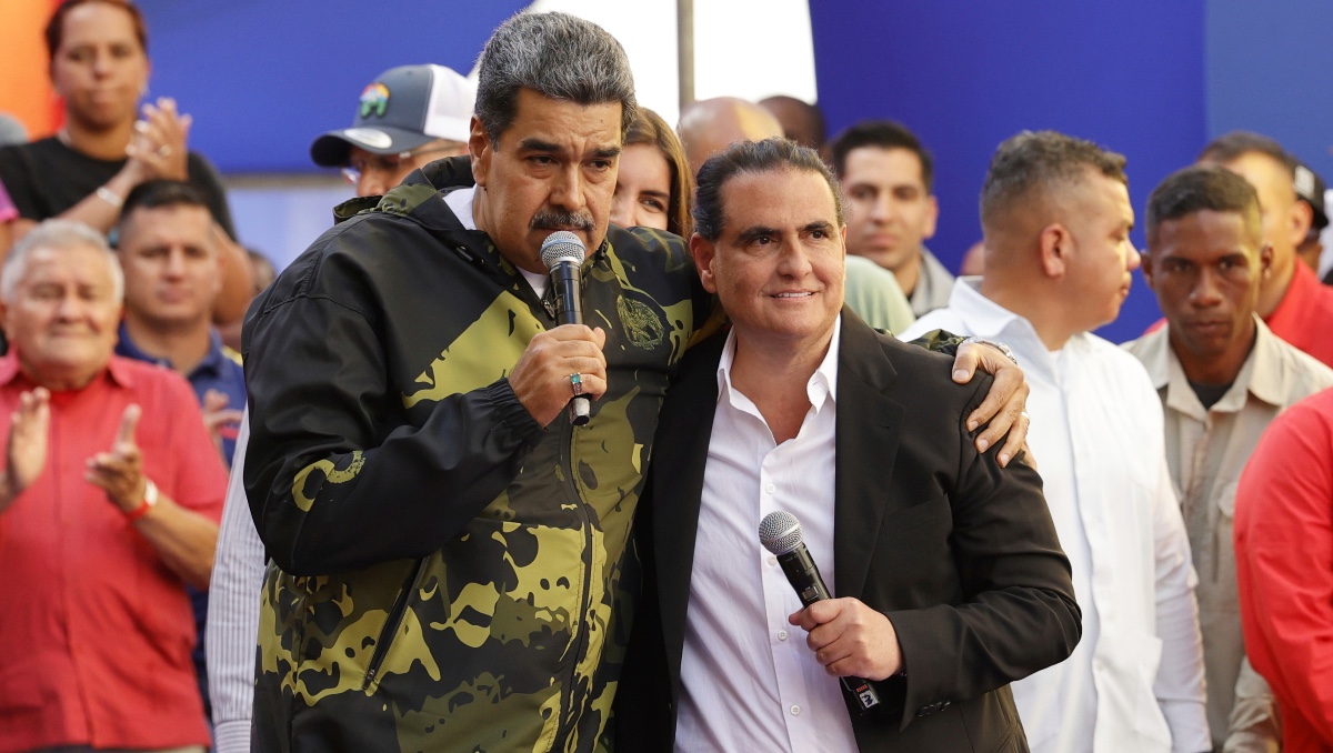 Nicolás Maduro junto a Alex Saab durante un evento para conmemorar el aniversario del golpe de Estado de 1958. | AP