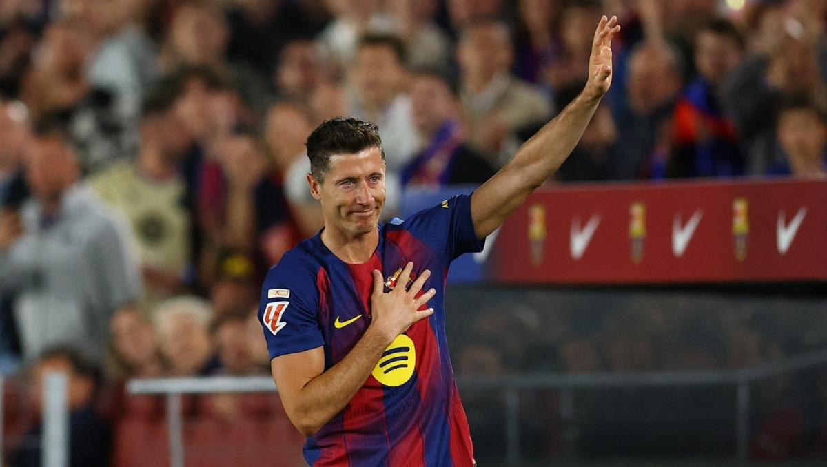 Robert Lewandowski, emocionado en su adiós al Camp Nou (Reuters)