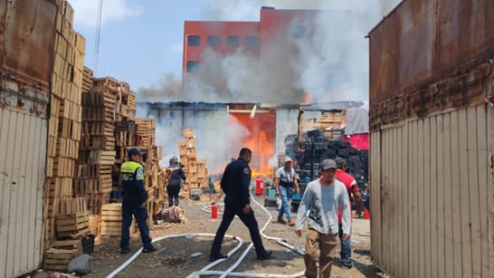La Secretaría de Gestión de Riesgos y Protección Civil (SGIRPC), el fuego se originó en un almacén de huacales. | Foto:  SGIRPC