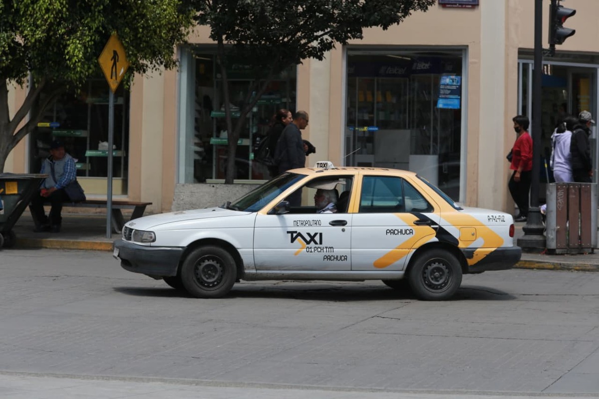 Taxistas requieren actualizarse, si no lo hacen existen otras opciones: Julio Menchaca. (Jorge Sánchez)