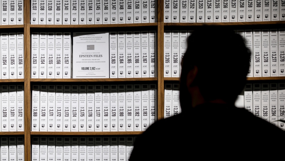 Visitantes observan una cronología de acontecimientos en la “Sala Conmemorativa de Lectura Donald J. Trump y Jeffrey Epstein”. | AFP